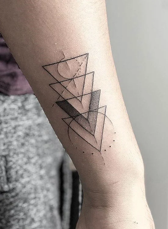 bir kızın kolundaki içiçe geçmiş sıralı üçgen dövmeler