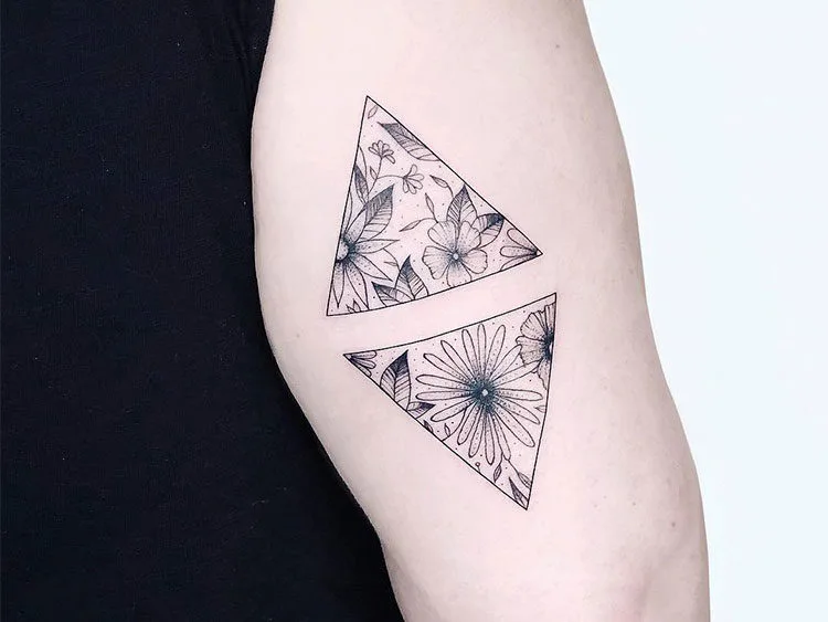 Kolda içinde çiçekli dövme iki ayrı üçgen