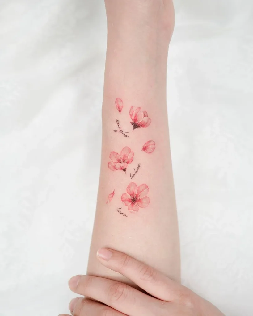 önkolda sakura çiçekleri olan küçük dövme