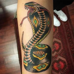 Kobra, önkolda geleneksel dövme