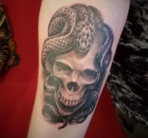 Kafatasının etrafında yılan, kolda dövme