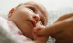 Japon bilim adamları ağlayan bir bebeği yatıştırmanın en etkili yolunu belirlediler