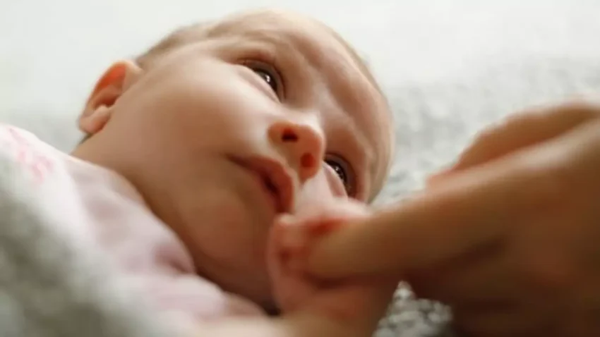 Japon bilim insanları ağlayan bir bebeği yatıştırmanın en etkili yolunu belirlediler