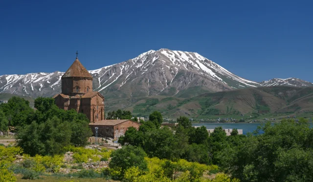 Akdamar Adası: Tarihi ve Kültürel Zenginlikleriyle Van Gölü’nde Bir İnci