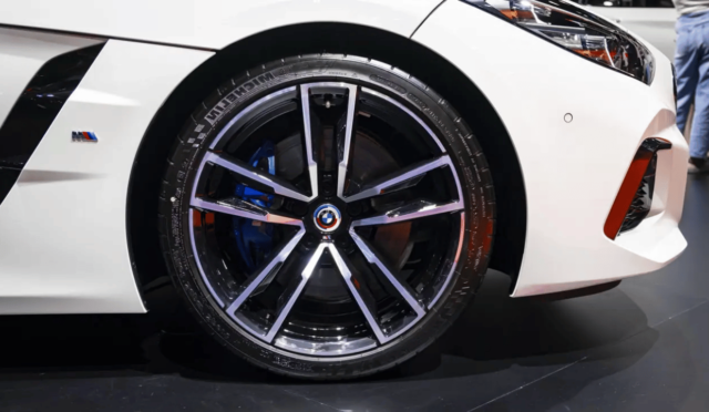BMW M5 artık karbon-seramik frenlerle donatılabiliyor