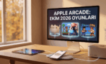 Temiz bir Apple ekosistemi düzenlemesinde, iMac ekranında 'APPLE ARCADE: EKİM 2026 OYUNLARI' yazısı; ekranda Pusheen kedisi, Dead Cells ve River City oyun karakterlerinin hologramları yer alıyor; masada kedi simgeli iPhone ve iPad kablosuz şarjda.