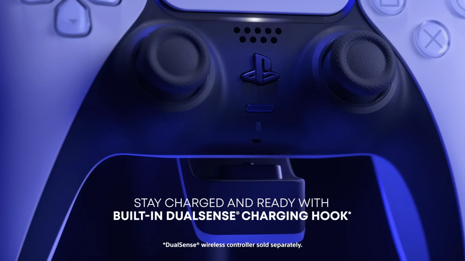 Dahili DualSense Şarj Kancasıyla Şarjda ve Hazır Kalın
