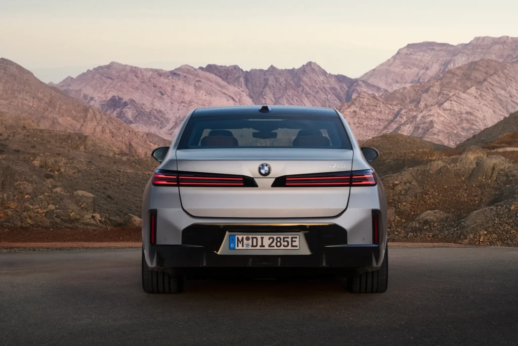 BMW i7’nin ince LED stop lambaları ve şık krom detaylara sahip arka tasarımı