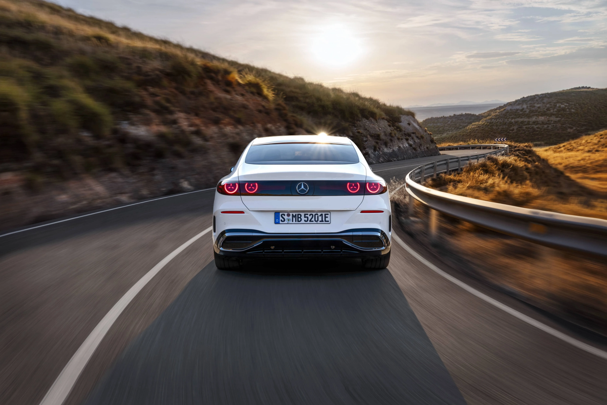 👉 Yeni Mercedes C-Class EV’in aerodinamik arka tasarımı ve LED stop detayları / Mercedes-Benz