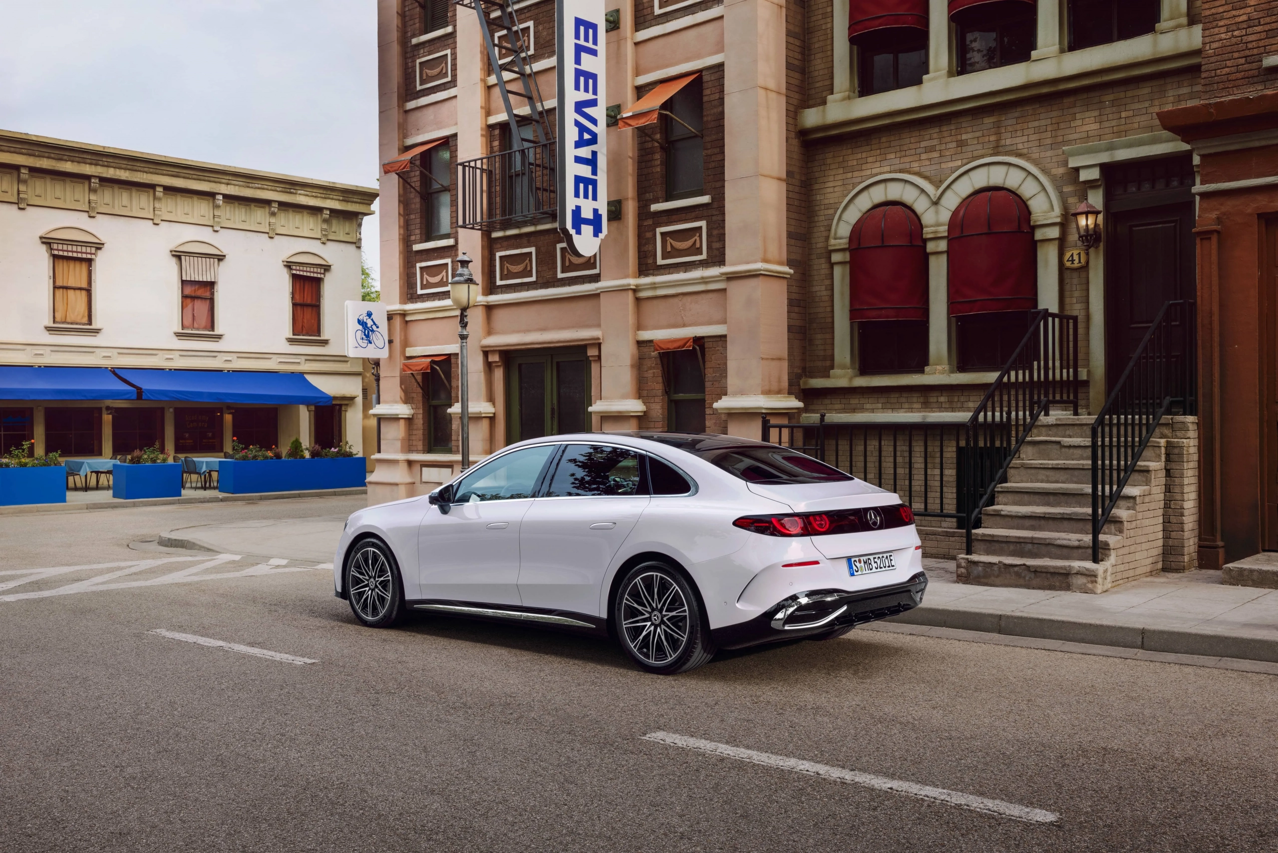 Mercedes’ten elektrikli devrim: C-Class EV 762 km gidiyor, 10 dakikada şarj oluyor