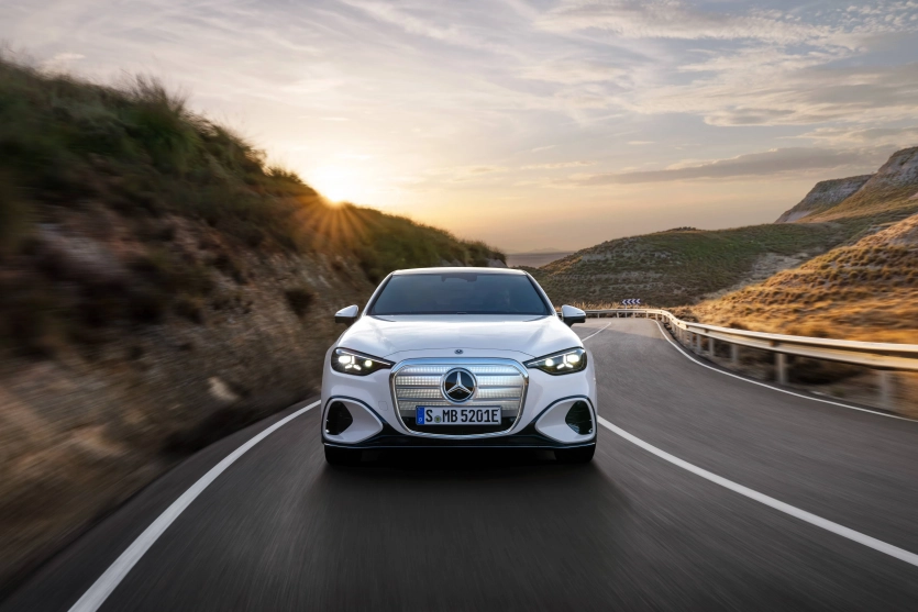 👉 Yeni Mercedes C-Class EV’in modern ön tasarımı ve LED detayları / Mercedes-Benz