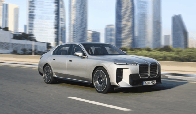 BMW i7 (2027) Tanıtıldı: 450 Mil Menzil ve Geleceği Andıran Tasarım!