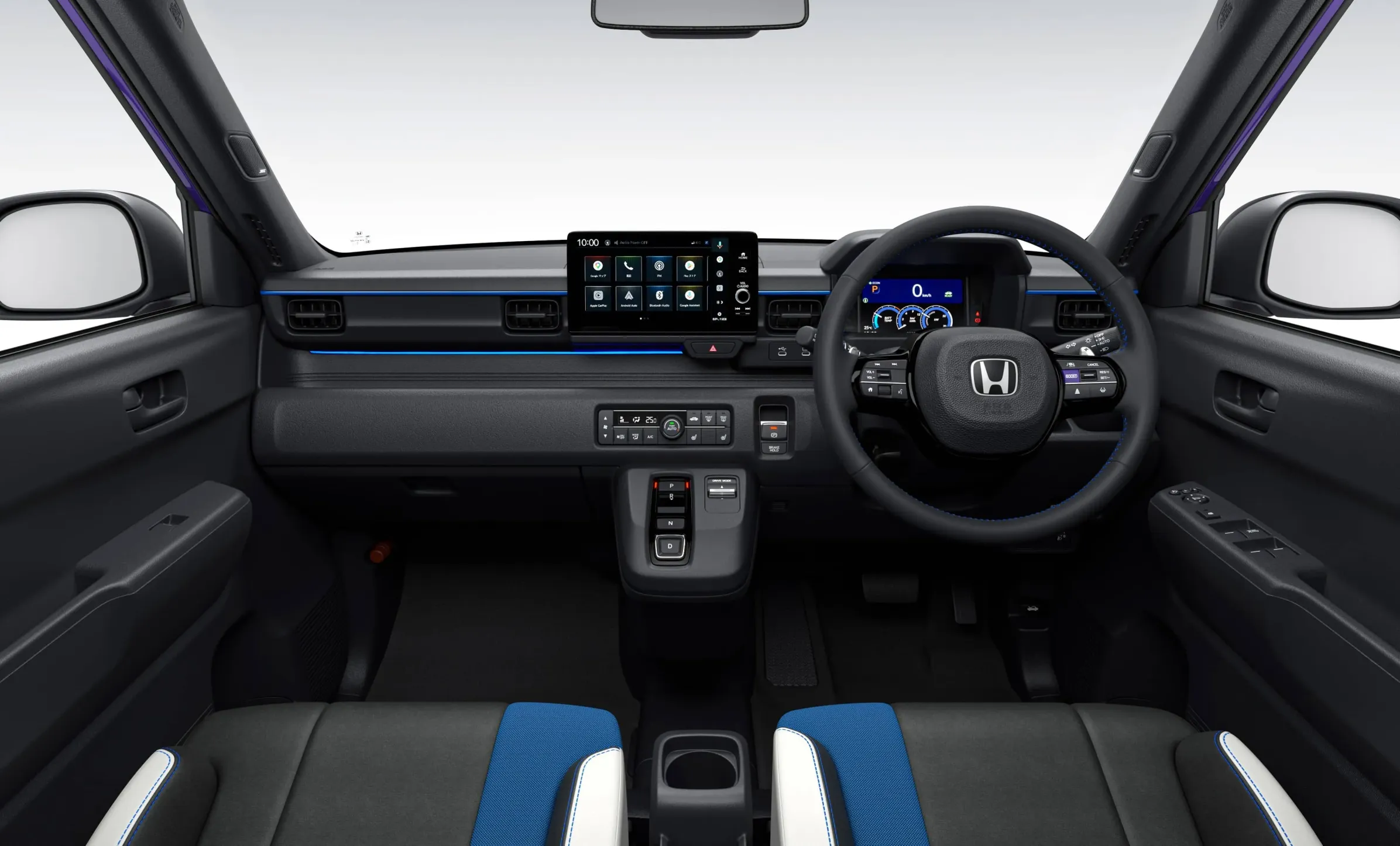 Modern bir tasarıma sahip Honda Super-ONE elektrikli otomobilin ön panelini, direksiyonunu ve dijital ekranlarını gösteren iç mekan görünümü