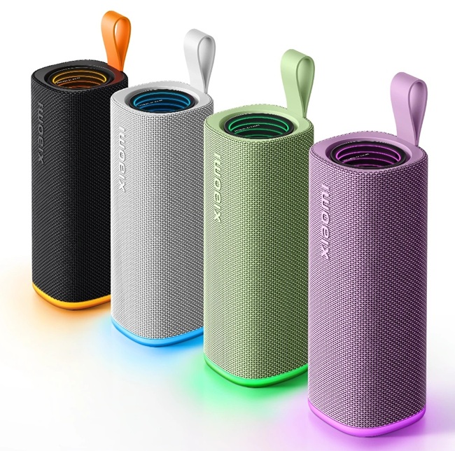 Yan yana dizilmiş siyah, gri, yeşil ve mor renklerde Xiaomi Sound Play taşınabilir bluetooth hoparlörler ve alt kısımlarındaki renkli LED aydınlatmalar.