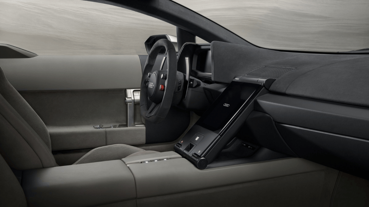Audi Nuvolari’nin sürücü odaklı, minimal ve dijital kokpit tasarımını gösteren fütüristik iç mekân görünümü.