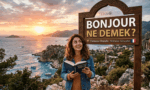 Bonjour ne demek sorusunu soran, elinde Fransızca-Türkçe sözlük tutan kadın ve doğa manzaralı tabelası