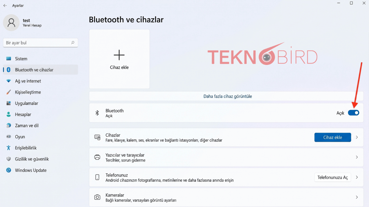 Windows 11 Bluetooth Açma ve Kapatma Ayarı Windows 11 "Bluetooth ve cihazlar" ayarları menüsü. Ekranın sağ tarafında yer alan kırmızı bir ok işareti, Bluetooth'un "Açık" konumda olduğunu gösteren düğmeye işaret ediyor.