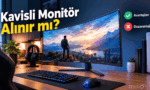 Kavisli monitör alınır mı sorusunu yanıtlayan, ahşap masa üzerinde RGB klavye, fare ve oyuncu kulaklığı ile birlikte duran ultra geniş kavisli (curved) oyuncu monitörü.