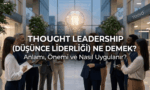Modern bir ofis ortamında etrafındaki iş arkadaşlarına bilgi ve tecrübelerini aktaran, üzerinde yenilikçi fikirleri temsil eden parlayan bir ampul simgesi bulunan kadın düşünce lideri.