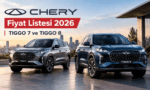 Şehir manzaralı bir arka planda yan yana duran gri renkli Chery TIGGO 7 ve mavi renkli Chery TIGGO 8 SUV modellerini gösteren, üst kısmında "CHERY Fiyat Listesi 2026" yazısı bulunan görsel.